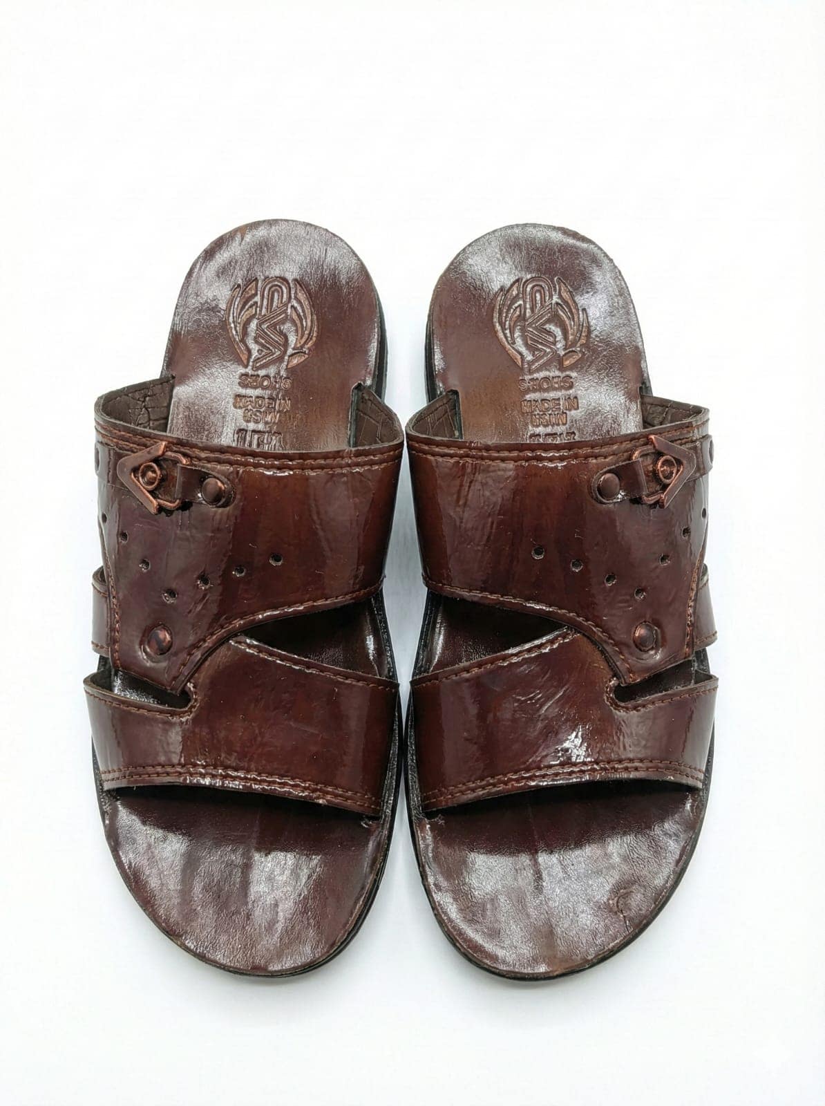 حذاء ولادي شرقي بني لامع بتصميم ملكي - الصورة 2