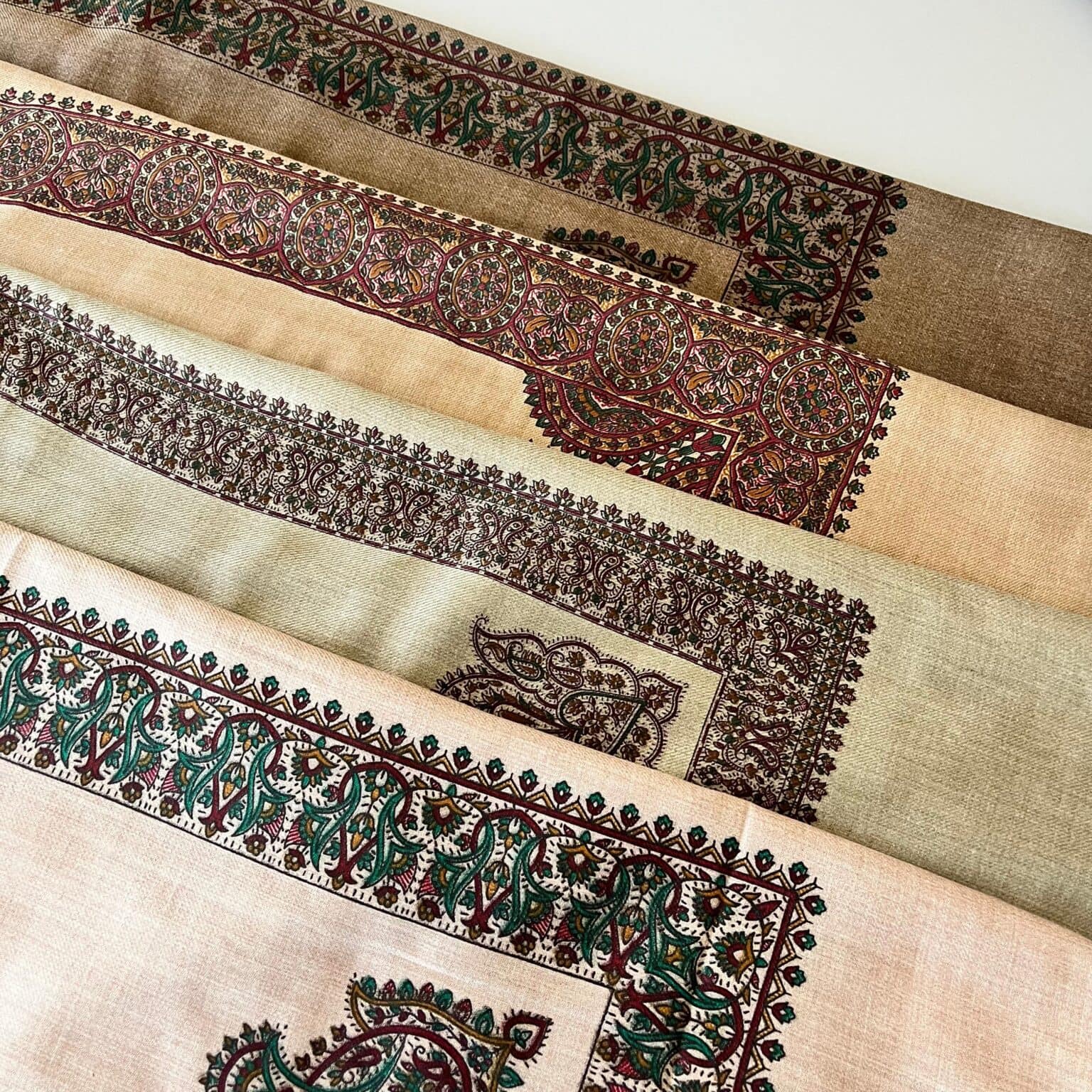 شال يمني مطرز